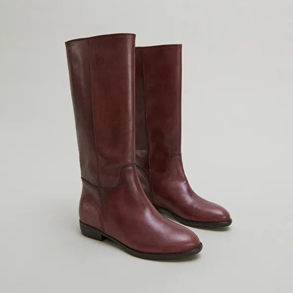 Cognac-coloured leather flat boots