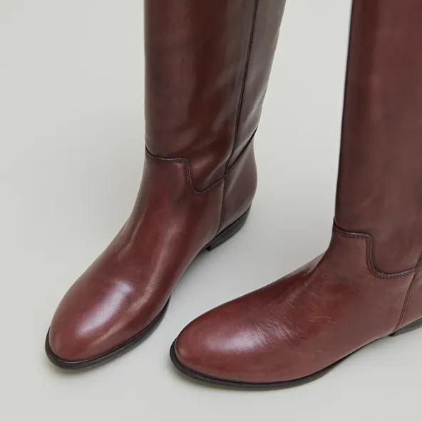 Cognac-coloured leather flat boots