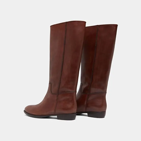 Cognac-coloured leather flat boots