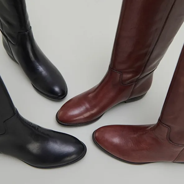 Cognac-coloured leather flat boots