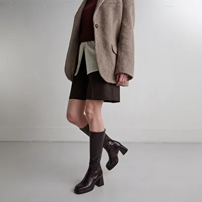 Platform boots in chocolate distressed leather