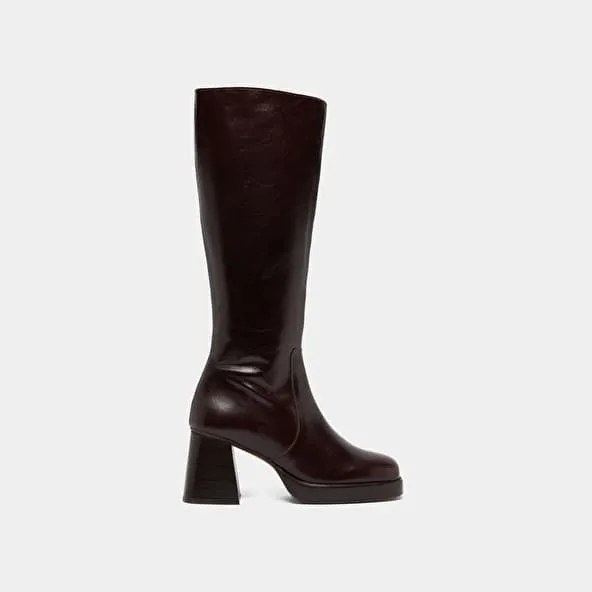 Platform boots in chocolate distressed leather