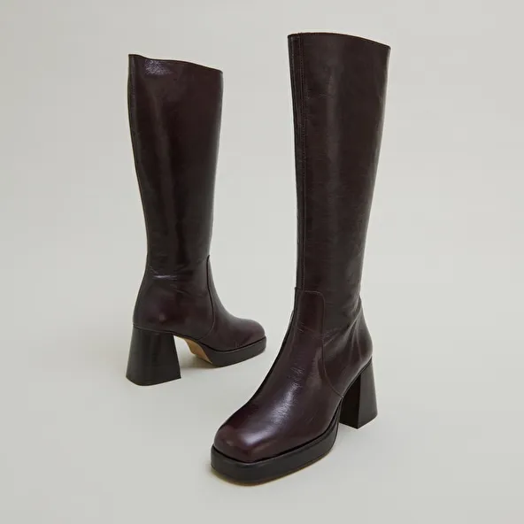 Platform boots in chocolate distressed leather