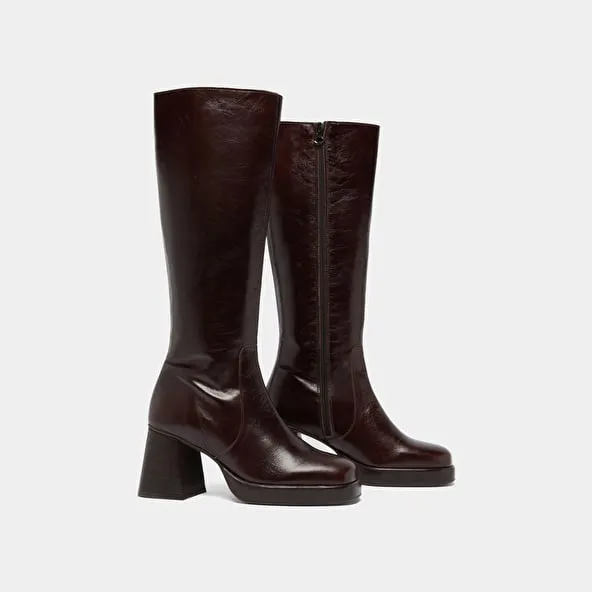 Platform boots in chocolate distressed leather