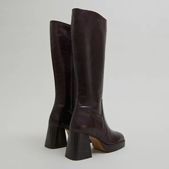 Platform boots in chocolate distressed leather