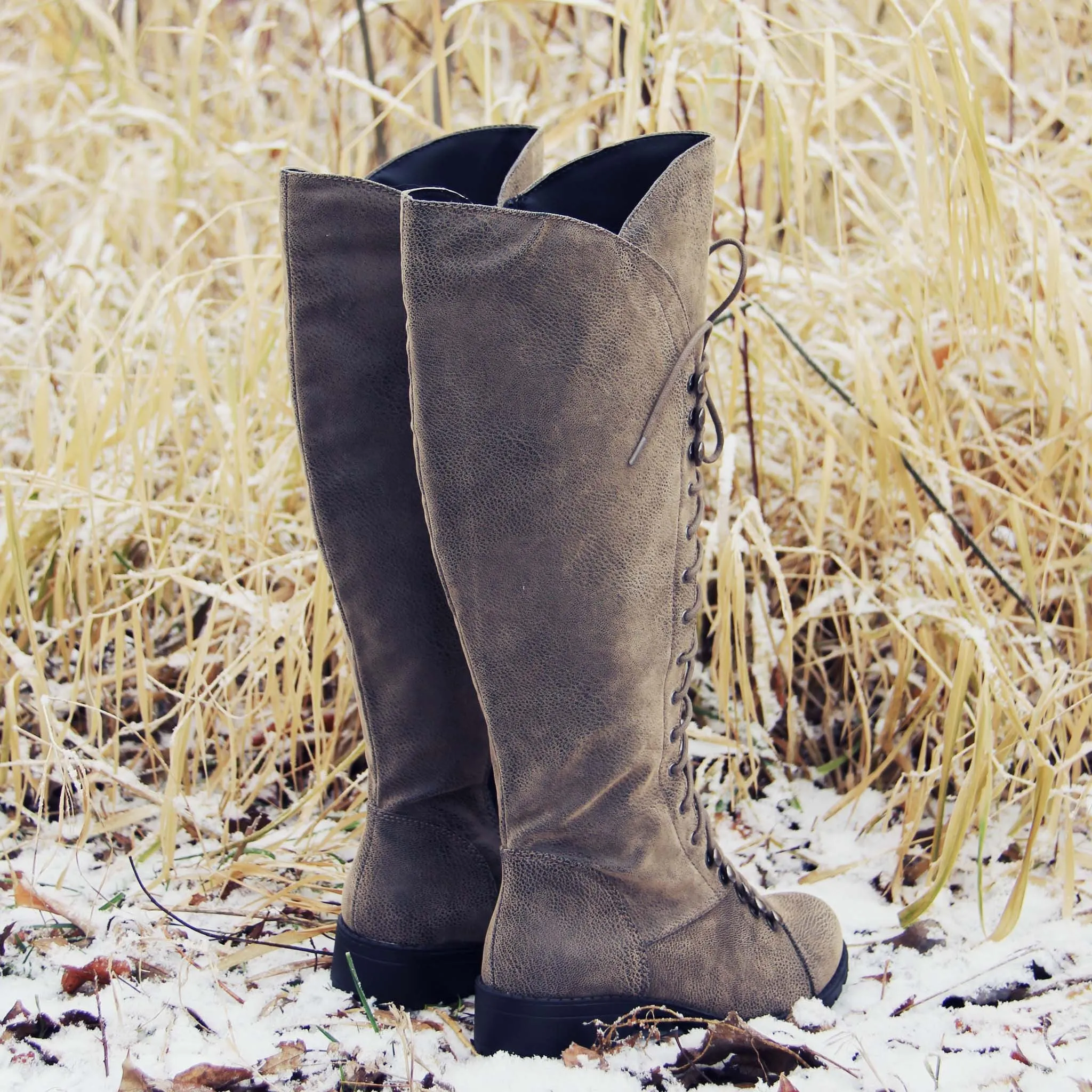 Snow Grass Lace-Up Boots