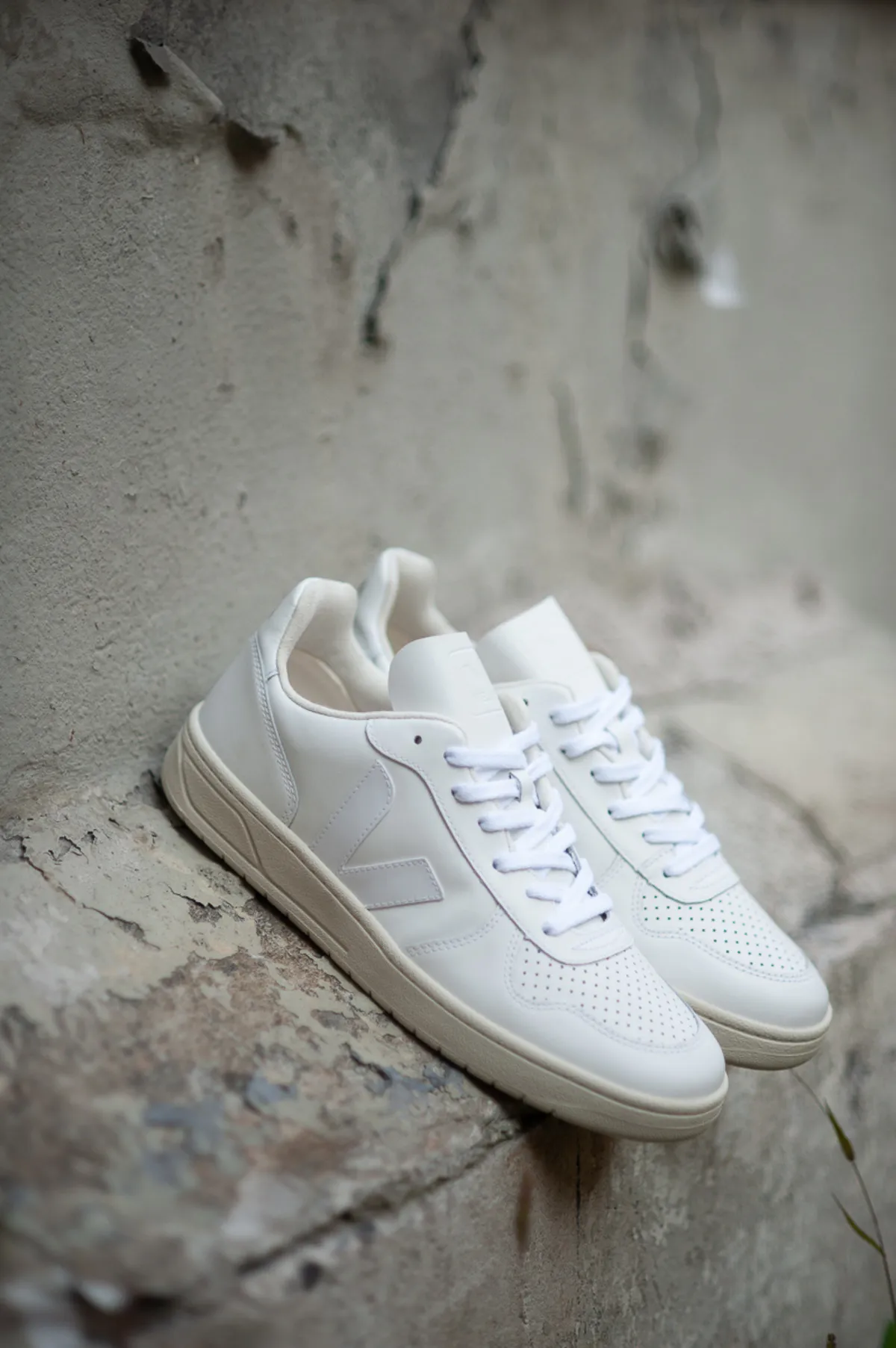 V 10 Sneaker - White